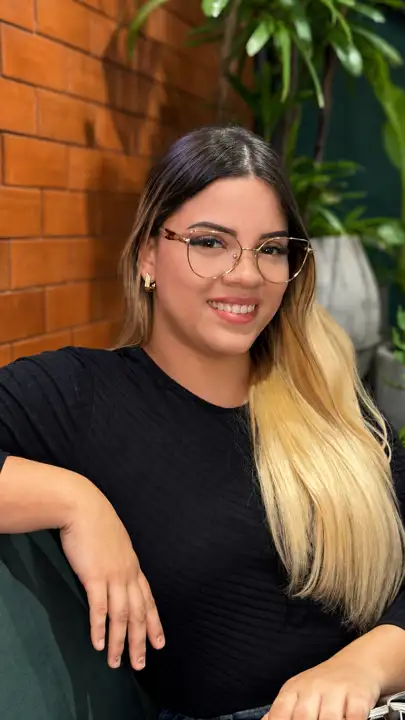 Modelo usando armação Duci Vision — inspiração 6