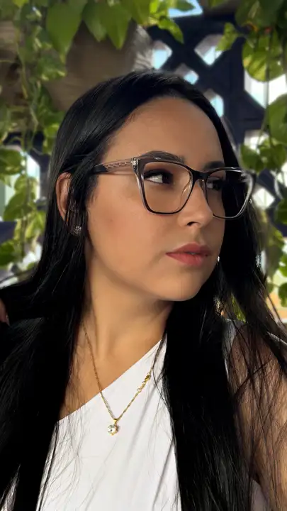 Modelo usando armação Duci Vision — inspiração 76