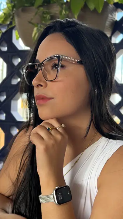 Modelo usando armação Duci Vision — inspiração 77