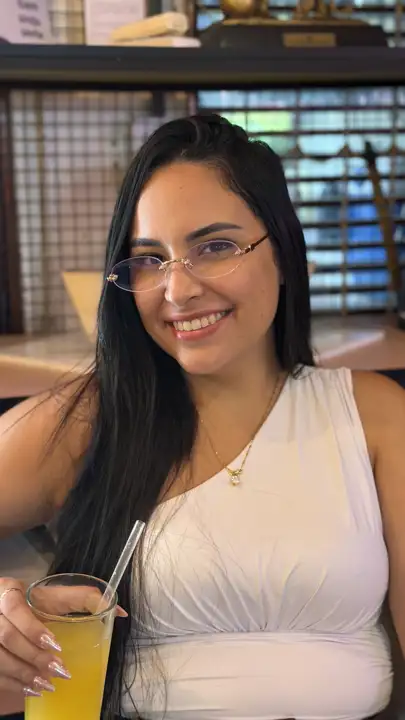 Modelo usando armação Duci Vision — inspiração 93