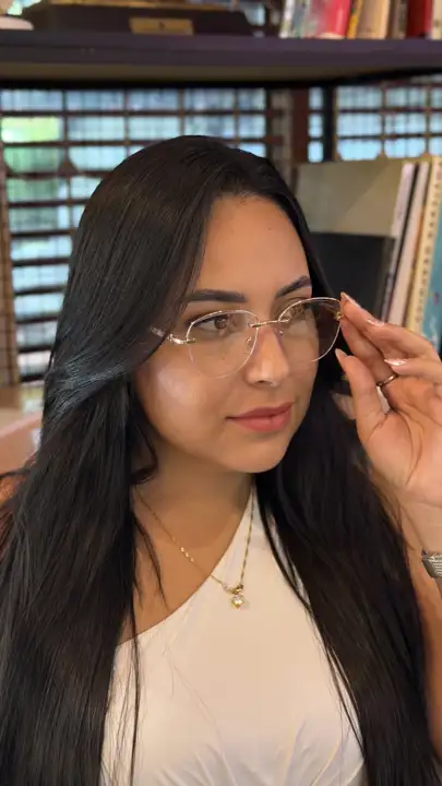 Modelo usando armação Duci Vision — inspiração 94