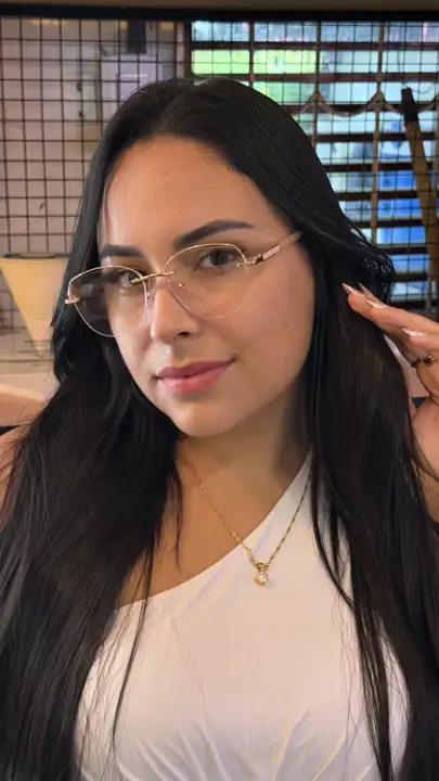 Modelo usando armação Duci Vision — inspiração 95